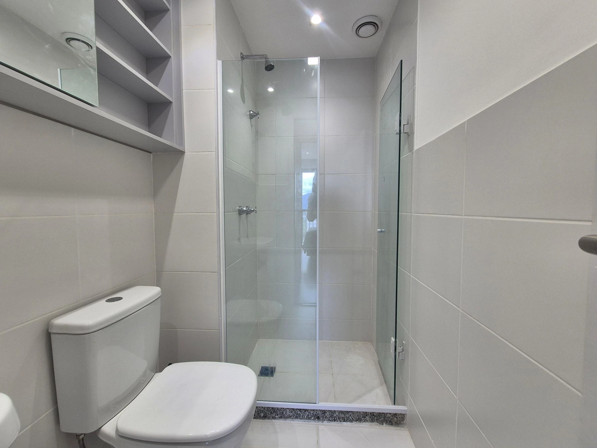 Furnished 2-bedroom apartment with enclosed balcony — photo 39