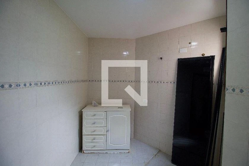 4-bedroom house with wood or laminate floors in Curitiba — photo 34