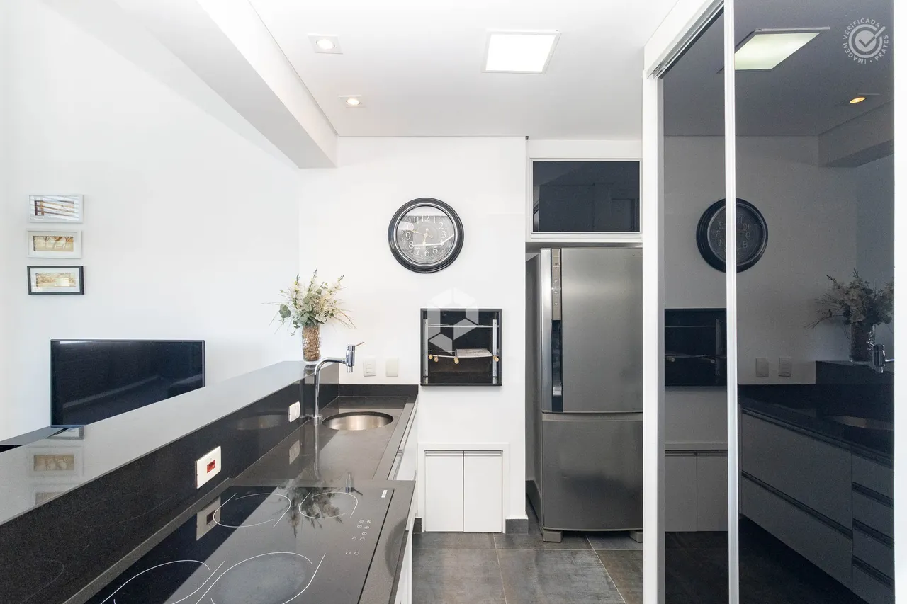 Furnished 1-bedroom apartment with city view — photo 3