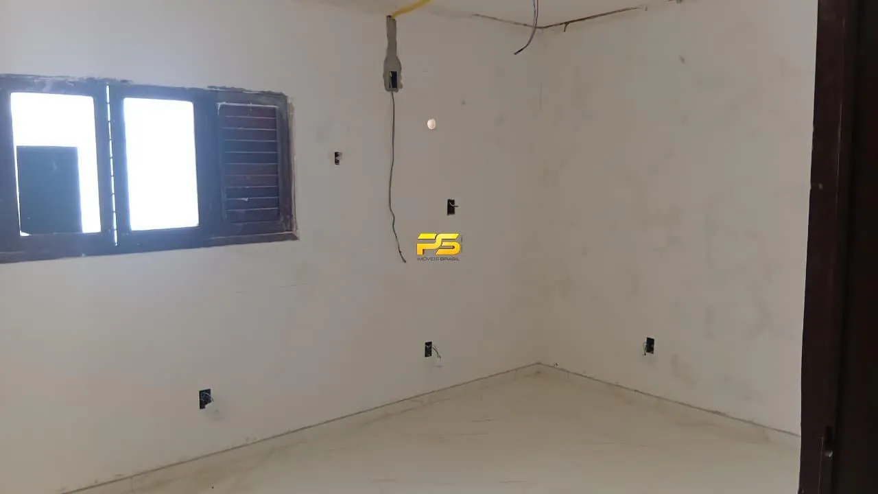 350 m² house with 7 bedrooms needing renovation — photo 3