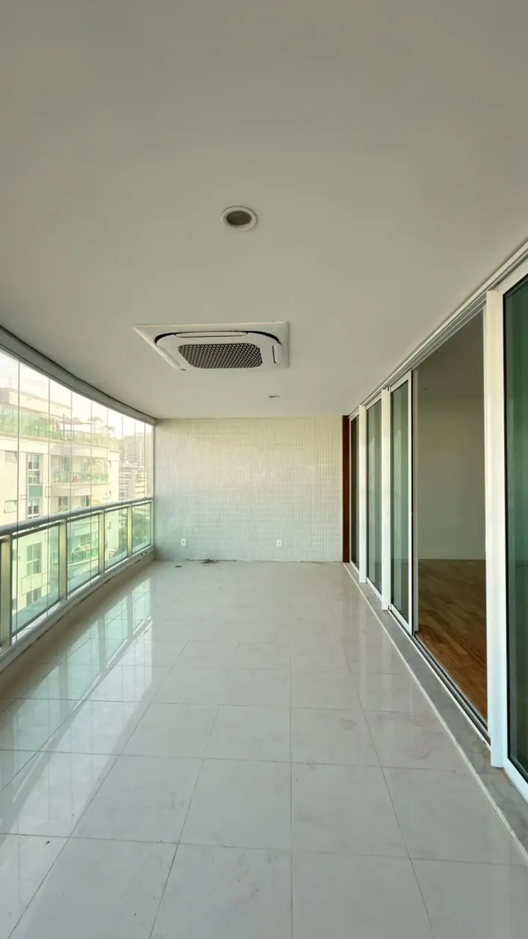 575 m² apartment with 5 en-suite bedrooms and glass balcony — photo 7