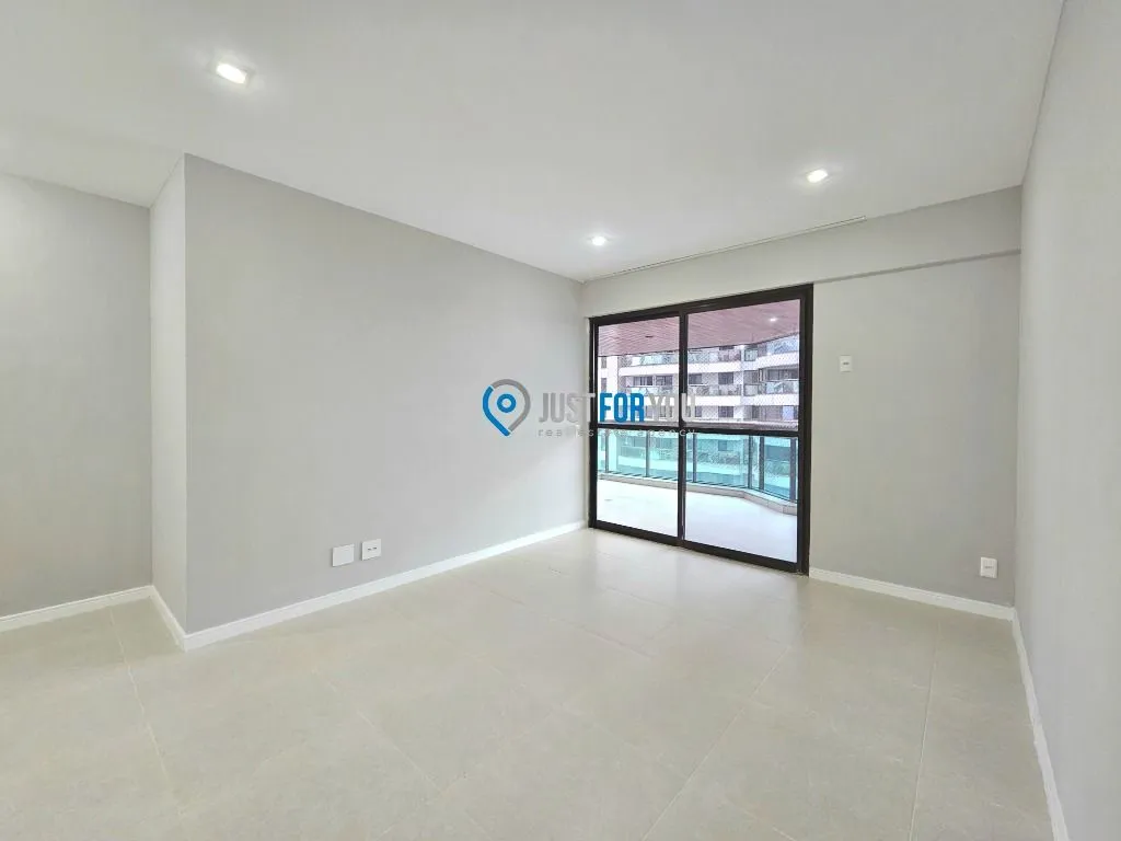 Walk-in closet in a 3-bedroom apartment, 128 m² — photo 17