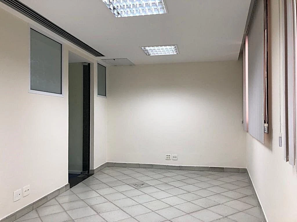 Unfurnished 350 m² apartment with built-in cabinets — photo 36