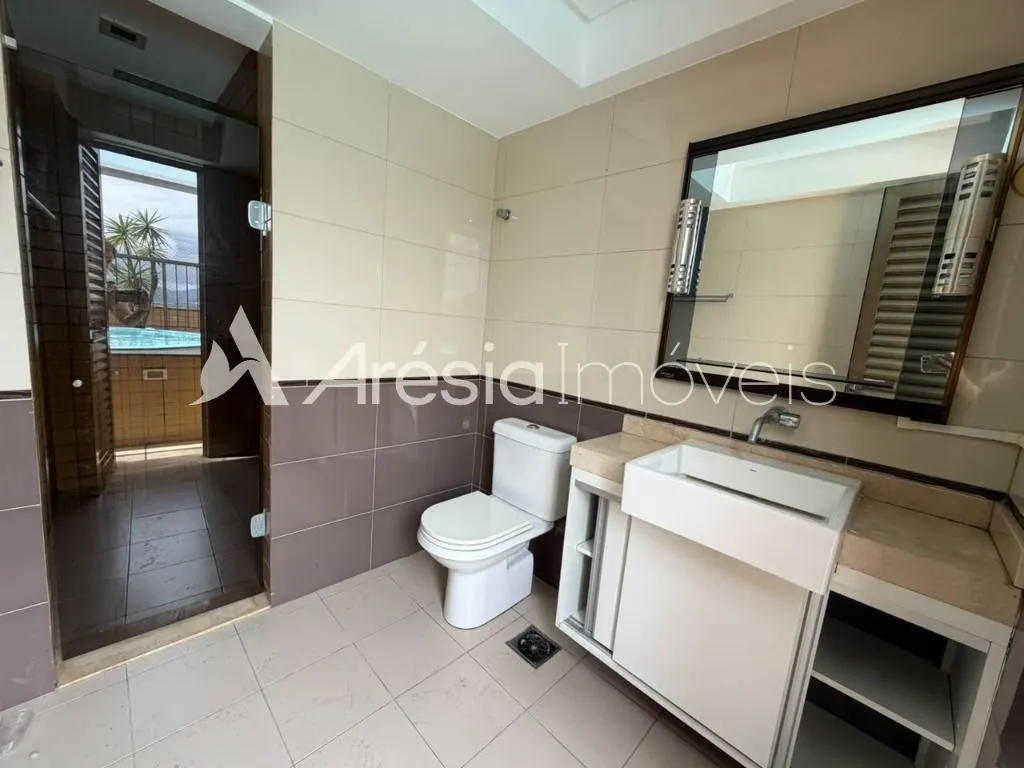 4-bedroom apartment in a building with a sauna — photo 25