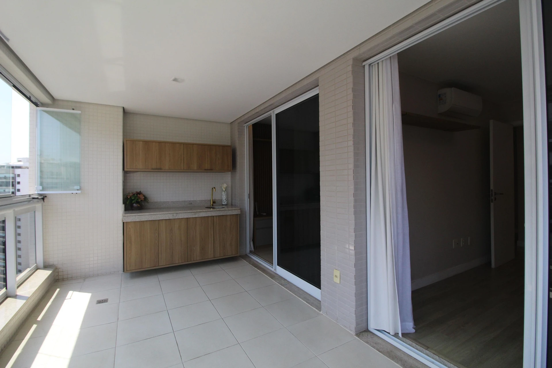 Balcony with a grill in a 2-bedroom apartment, 90 m² — photo 15