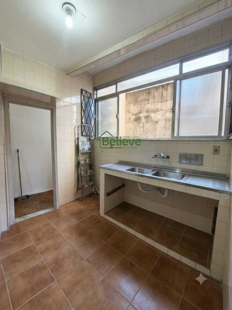 Apartment with 4 bedrooms and a closed-off kitchen — photo 6