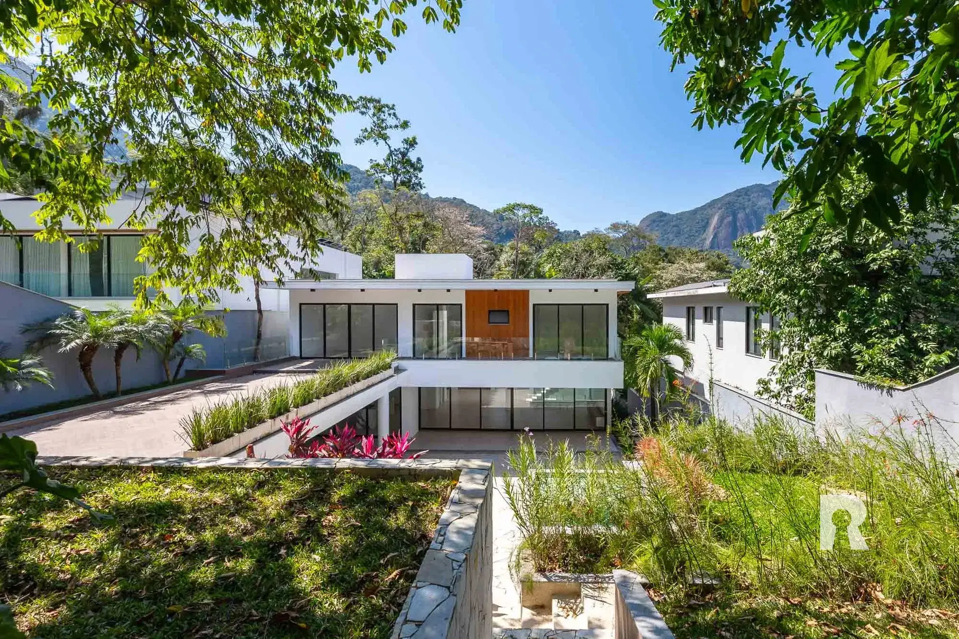 Casa moderna de 5 suítes com 7 banheiros e 2 vagas — photo 3