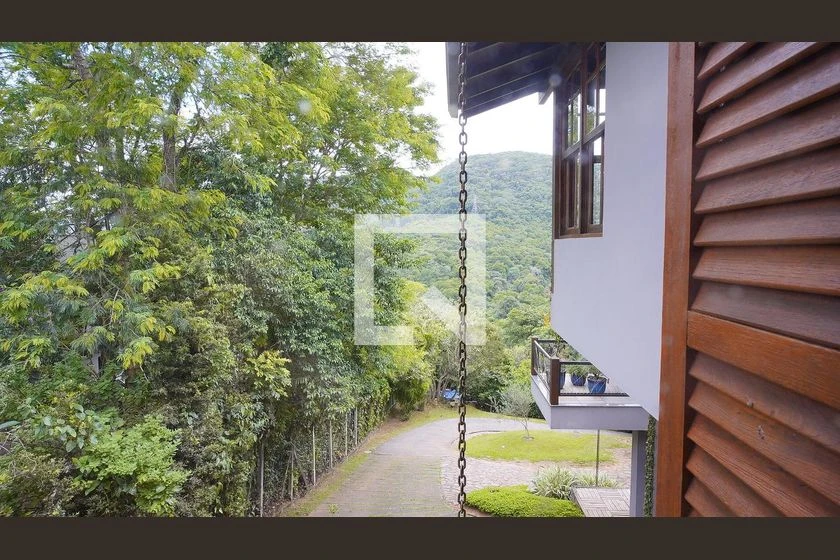 House with 4 bedrooms, balcony and private garden — photo 9