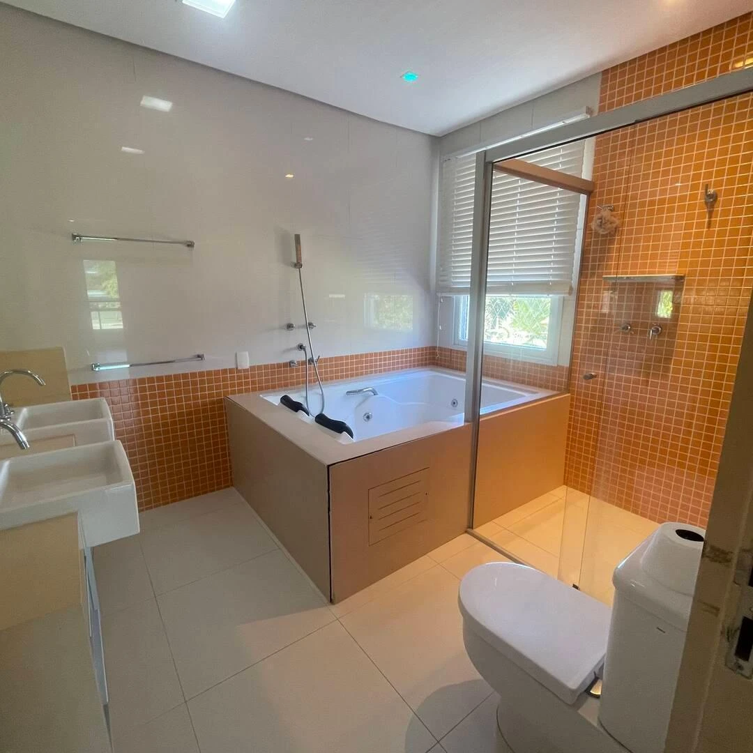 5-bedroom house with a glass-enclosed balcony — photo 49