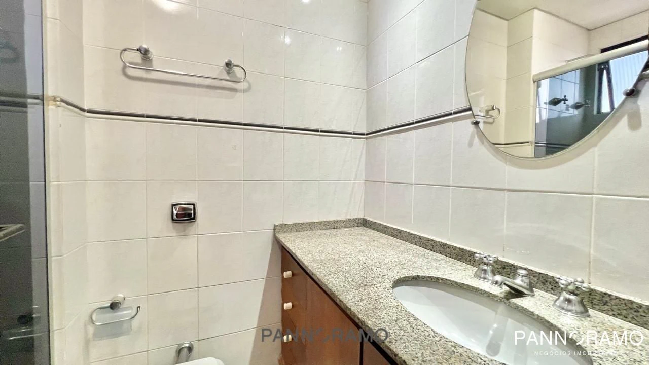 Walk-in closet in a 3-bedroom apartment, 186 m² — photo 13