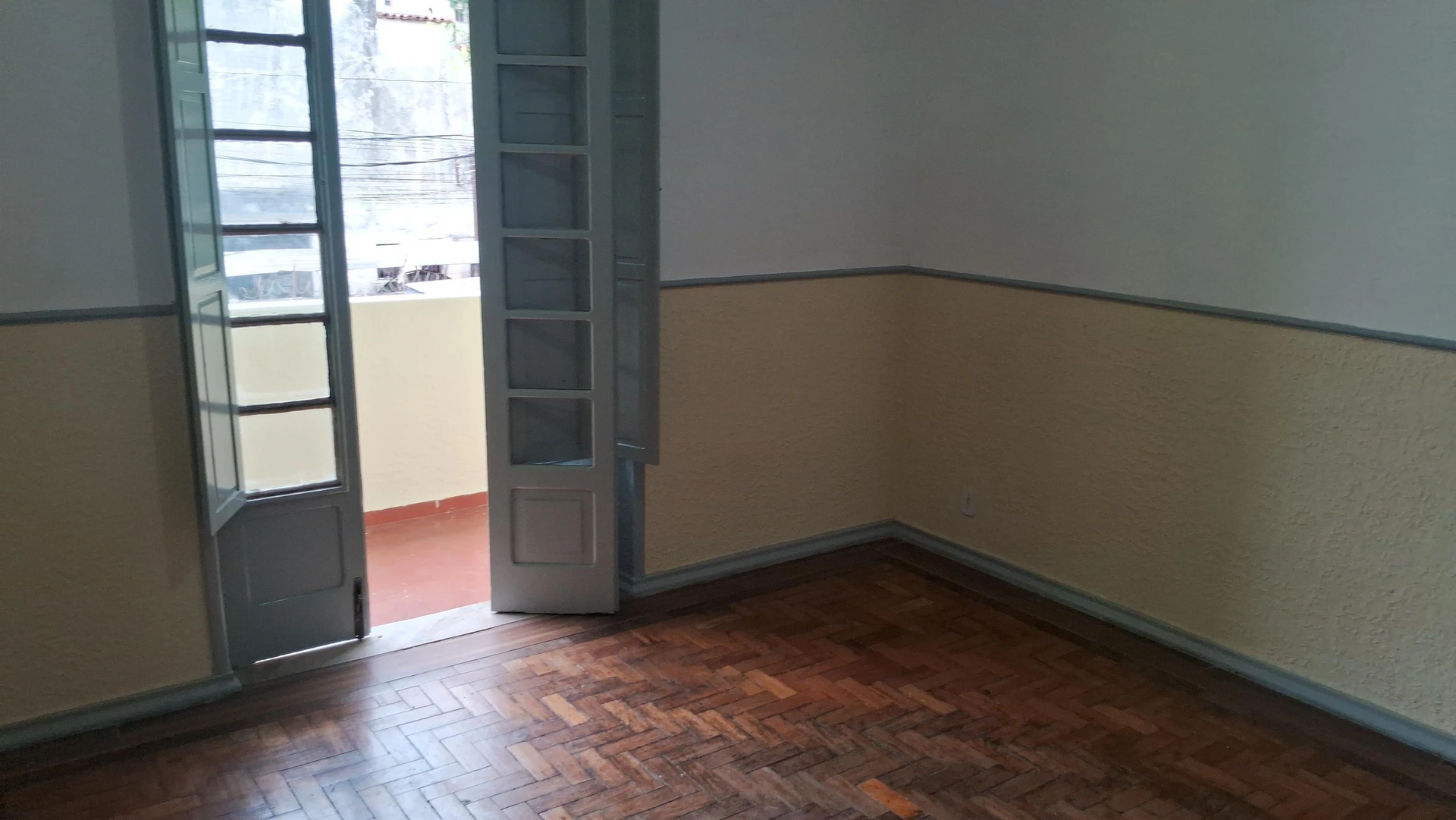 2-bedroom apartment with wood or laminate floors — photo 6