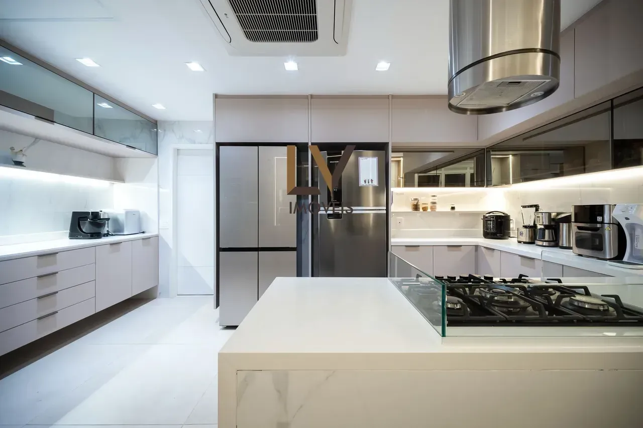 Furnished 4-bedroom apartment with open-plan kitchen — photo 11