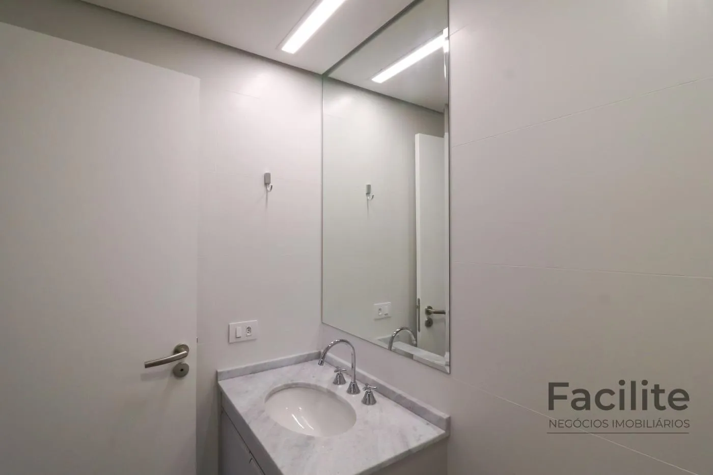 Apartment on the 19th floor with a home office — photo 43
