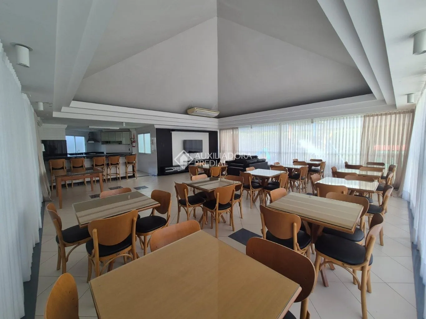 Furnished apartment with 3 bedrooms and 137 m² — photo 43