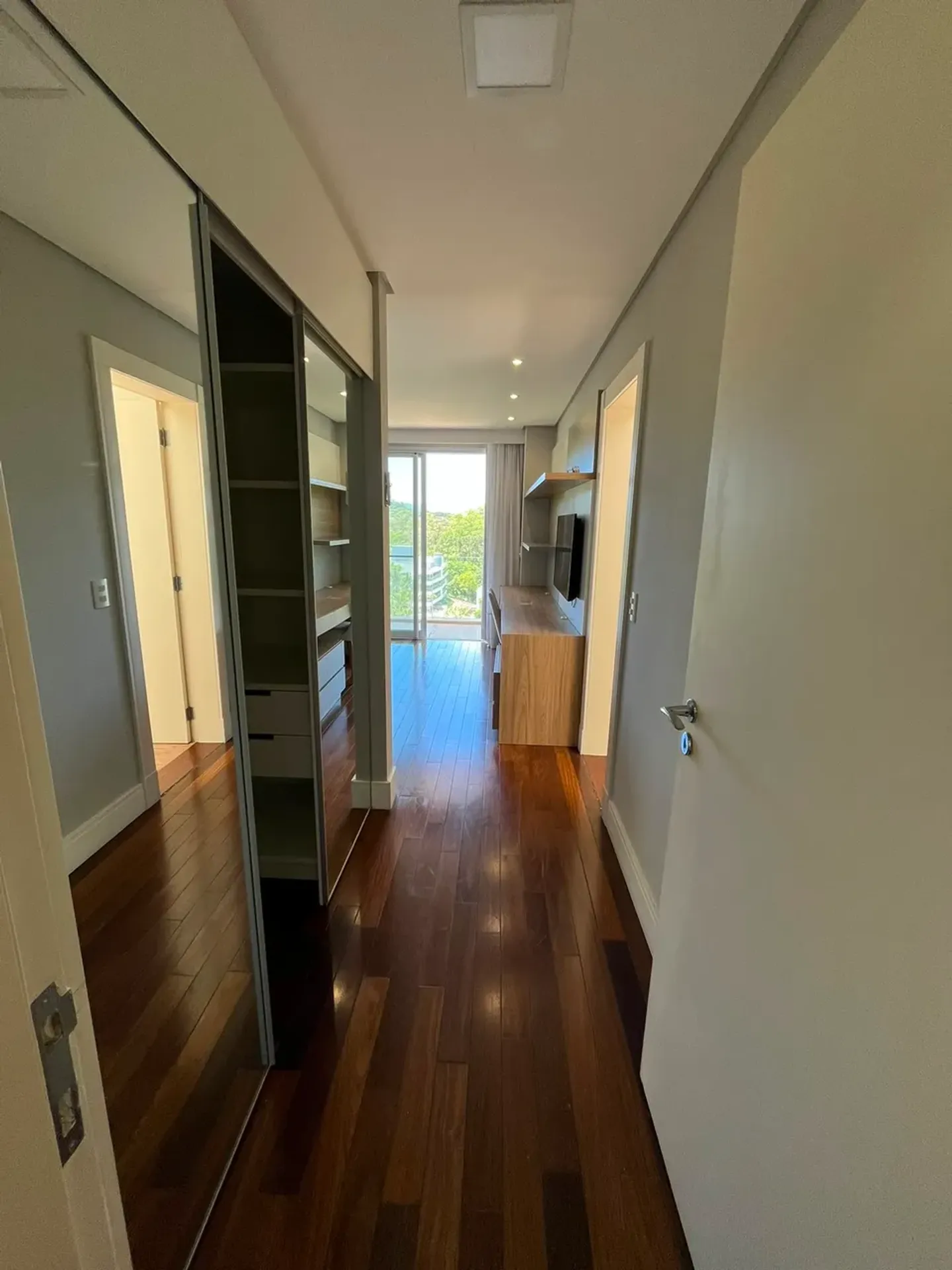 Casa de 1000 m² con vista al agua y chimenea — photo 65