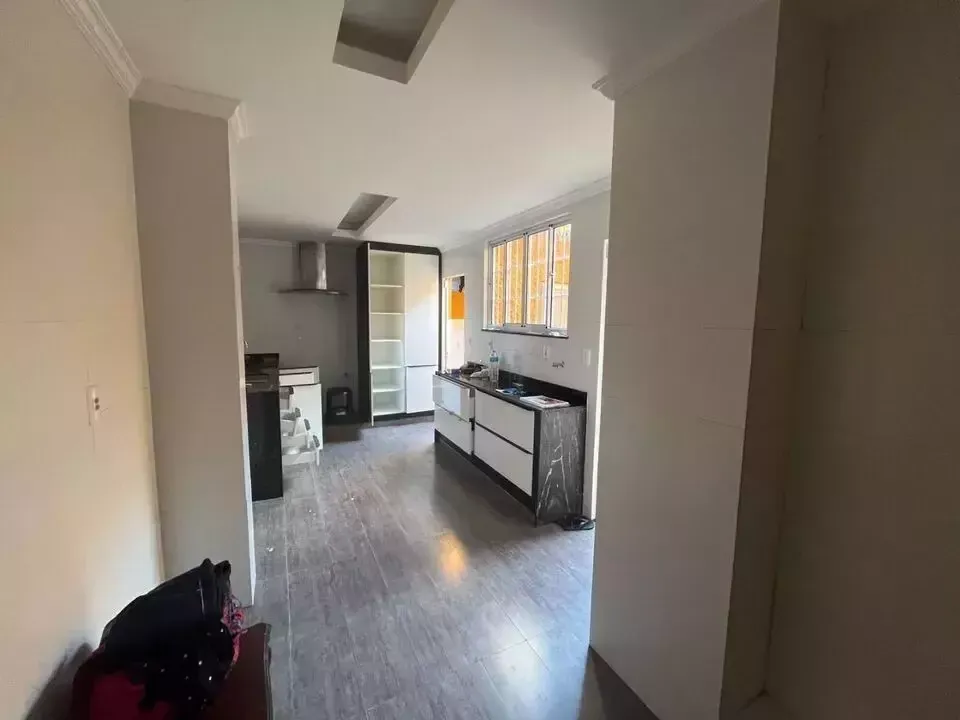 House with 3 bedrooms and a gas stove — photo 2