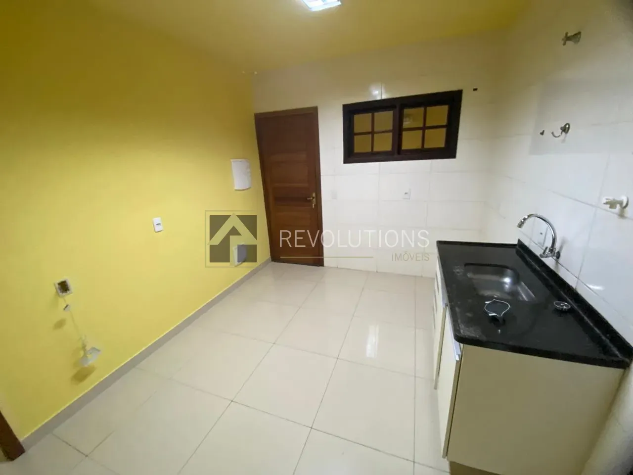 Casa com 2 quartos e 1 banheiro, com 2 vagas