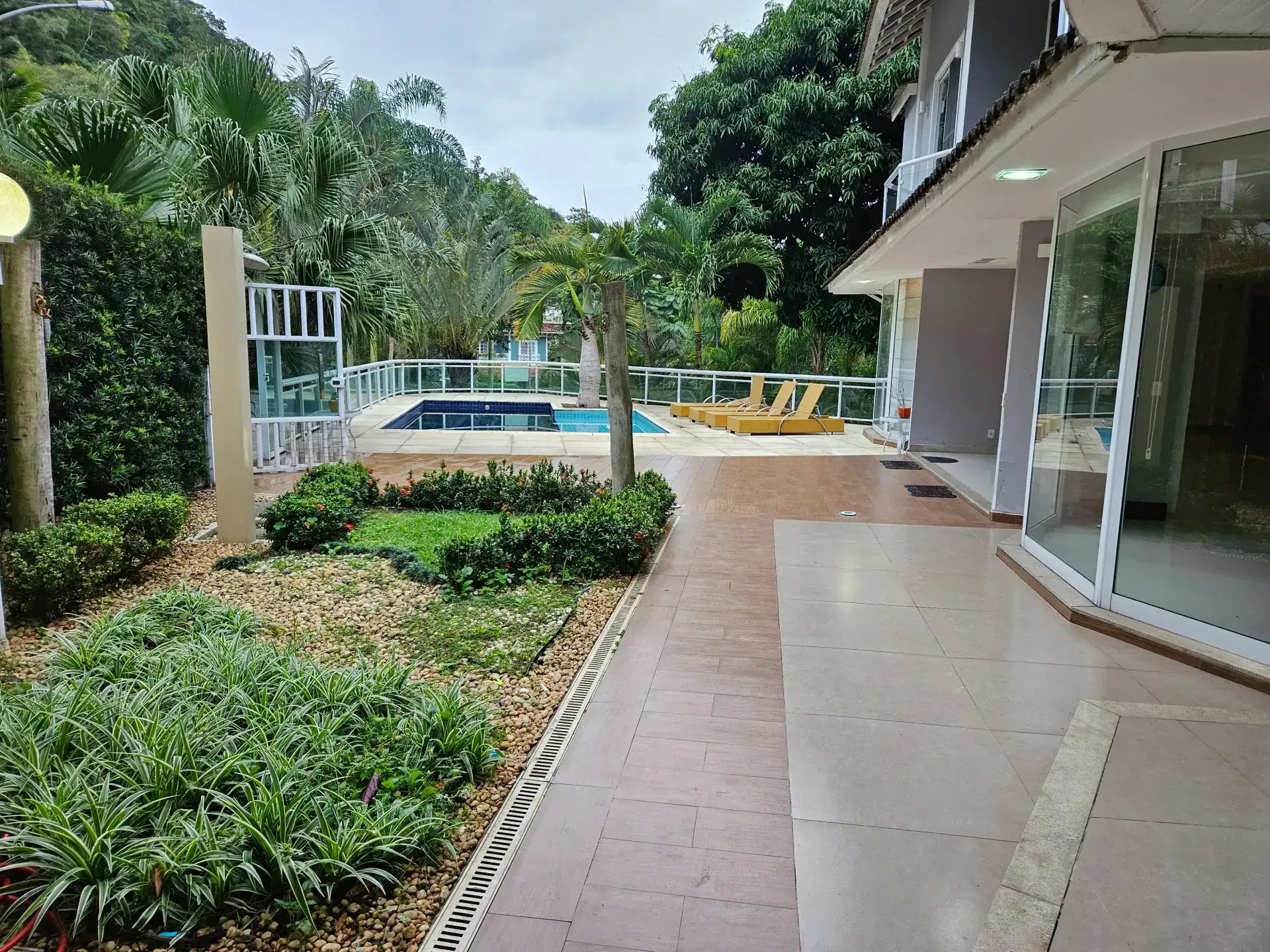 6 quartos e janelas do piso ao teto: casa de 504 m² — photo 25