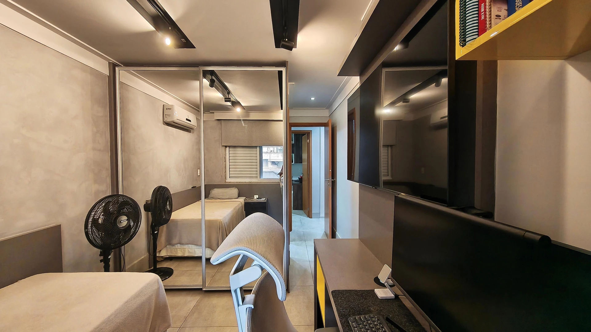 Furnished apartment, 160 m², with a glass-enclosed balcony — photo 33
