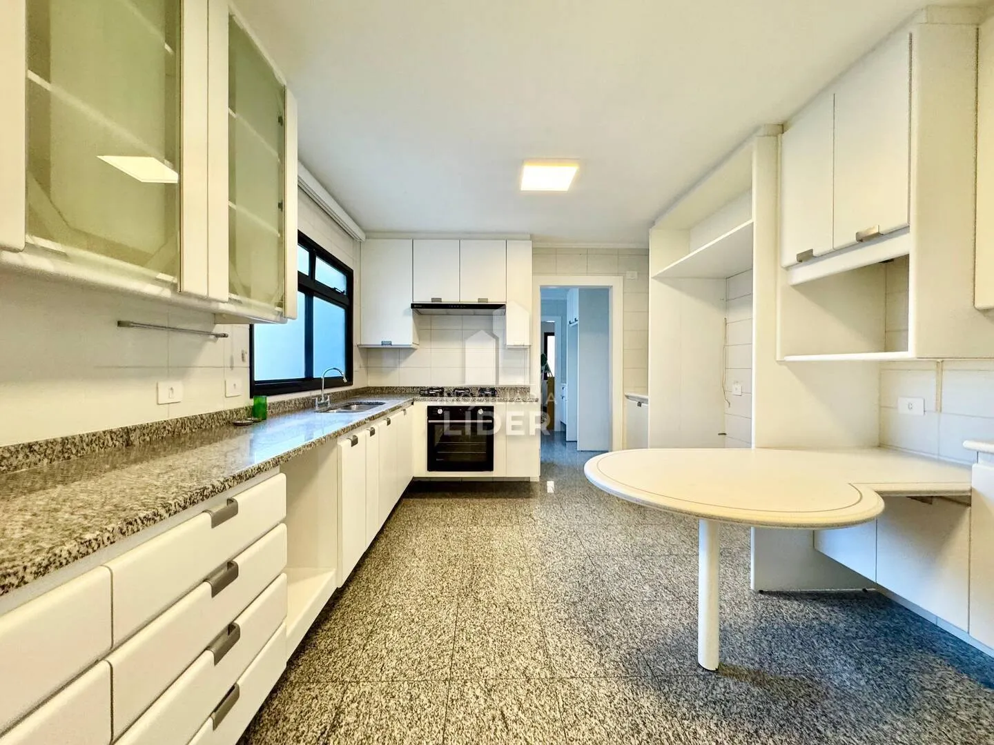 Apartment with 4 bedrooms and 3 parking spots, balcony — photo 44