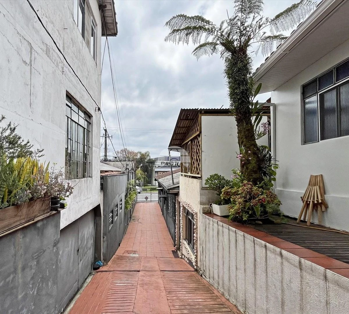 2-bedroom house with wood or laminate floors in Curitiba — photo 21