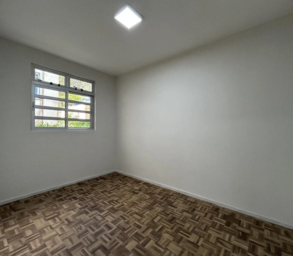 2-bedroom apartment with wood or laminate floors in Curitiba — photo 14