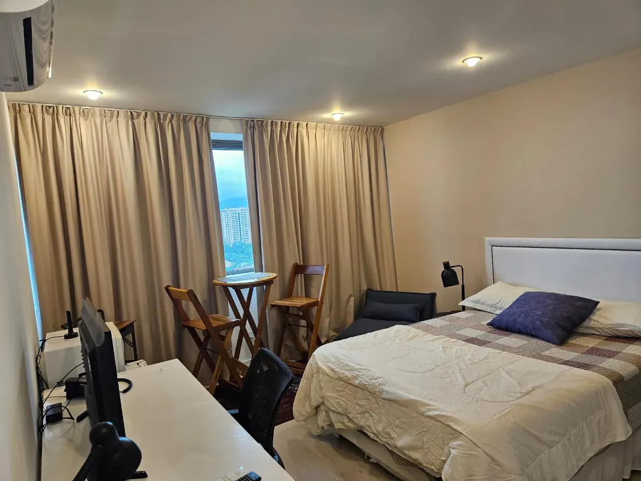 One-bedroom apartment with a home office