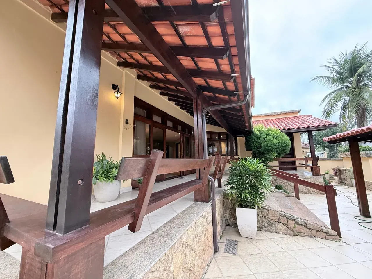 House, 600 m², with a grill on the balcony — photo 20