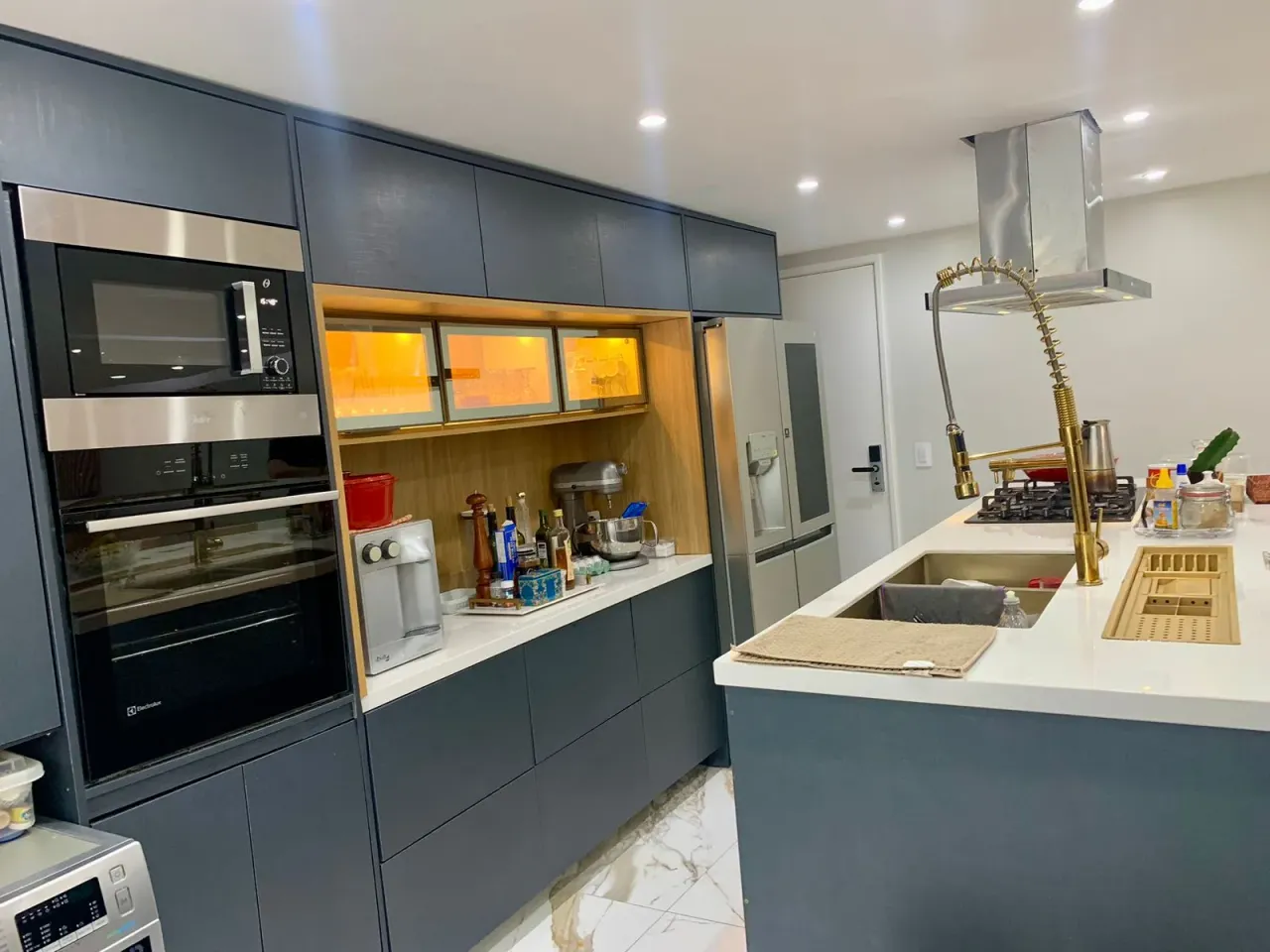 Furnished 4-bedroom apartment with open-plan kitchen — photo 4
