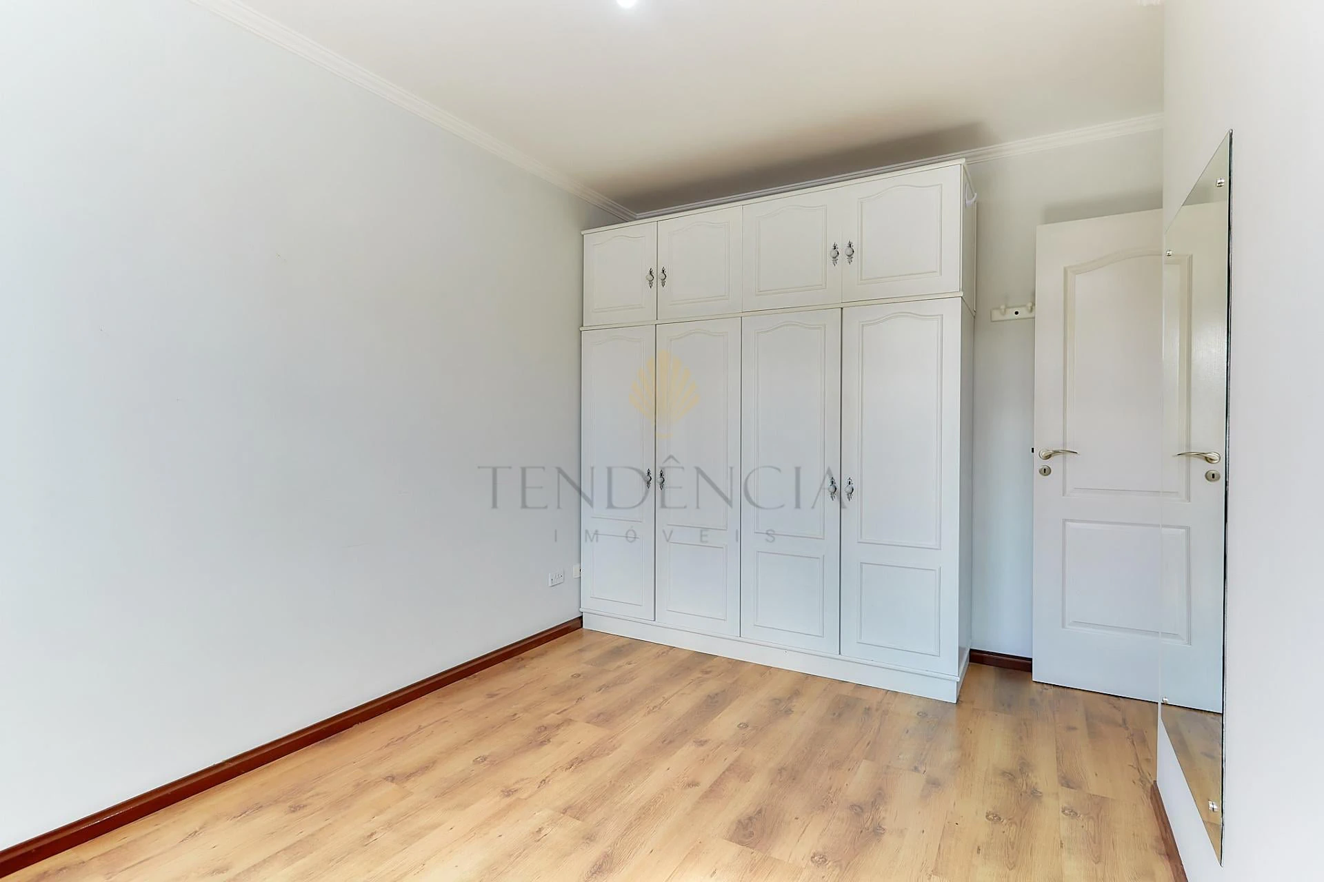 Wood or laminate floors in a one-bedroom house, 50 m² — photo 3