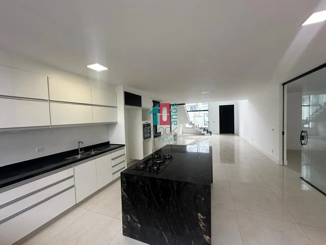 Condominium house with 5 en-suites and open-plan kitchen — photo 6