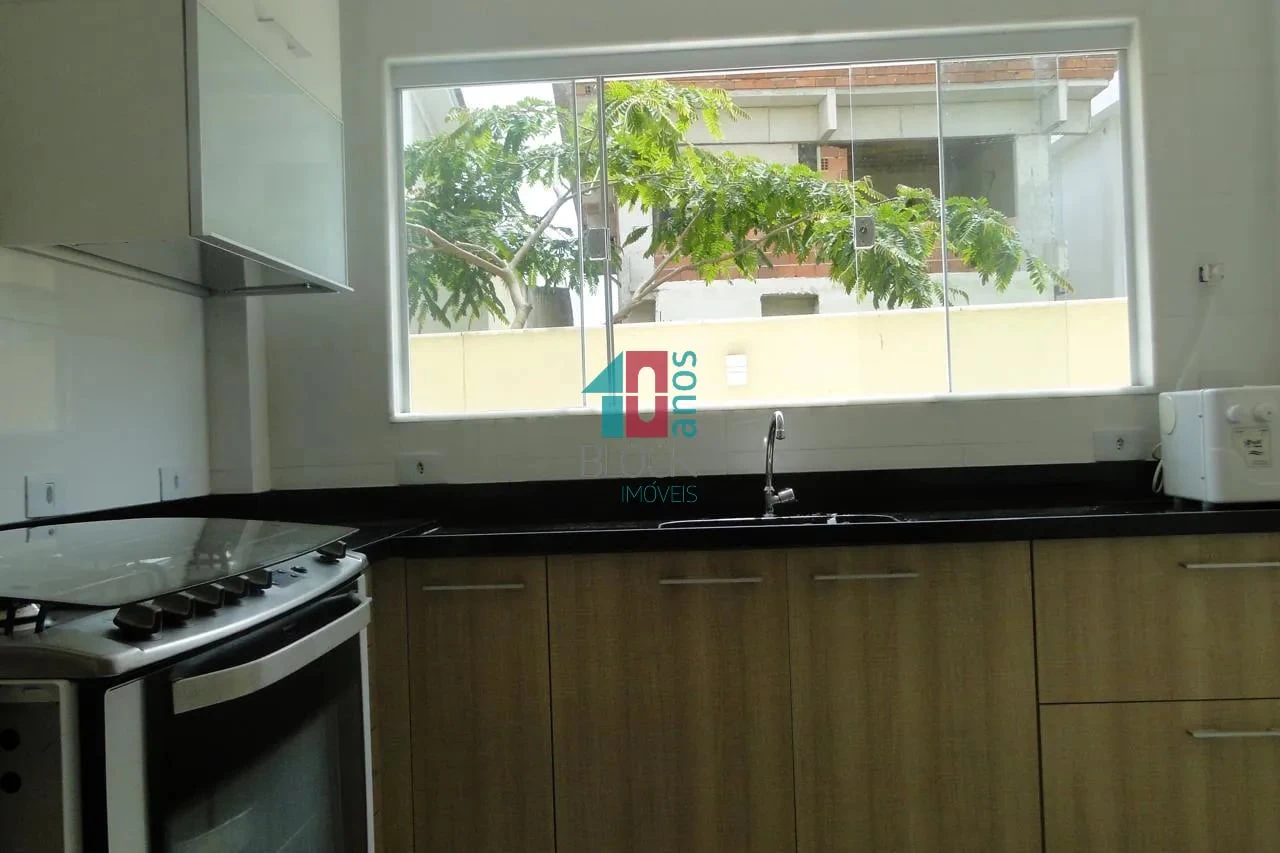 Balcony with a grill in a 5-bedroom house, 278 m² — photo 6