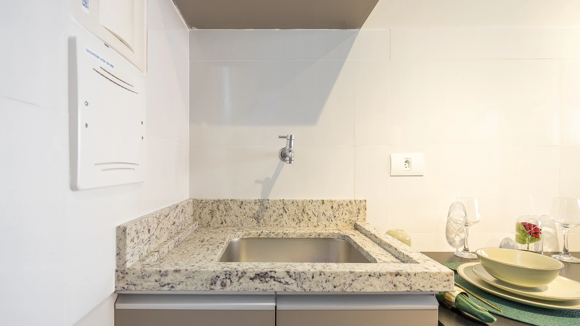 Furnished 1-bedroom apartment with an open-plan kitchen — photo 2