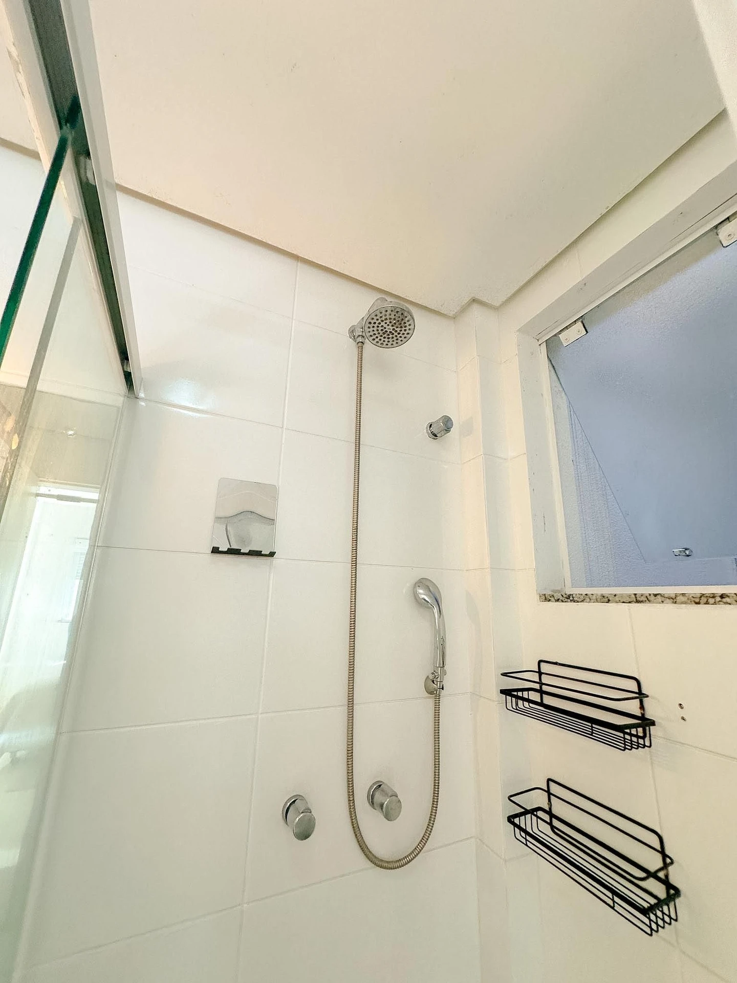 Furnished apartment, 92 m², with a grill on the balcony — photo 48