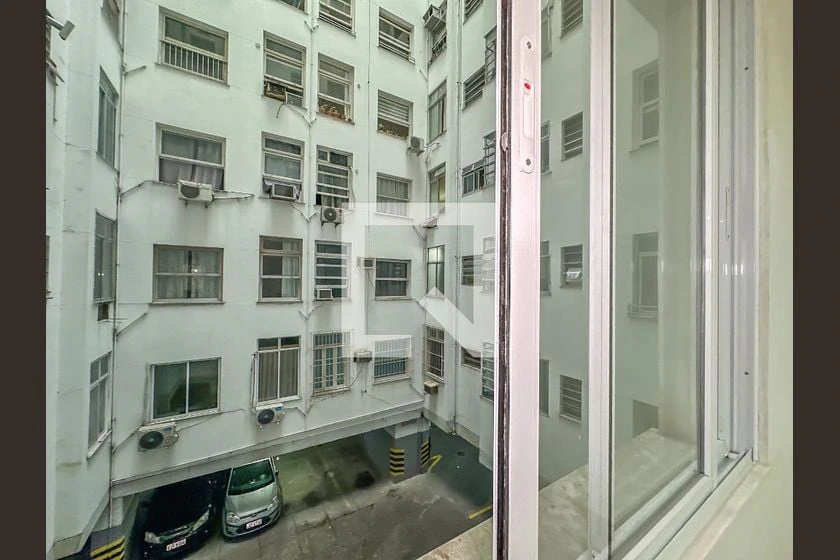 Apartamento de 2 quartos com piso de madeira ou laminado — photo 20