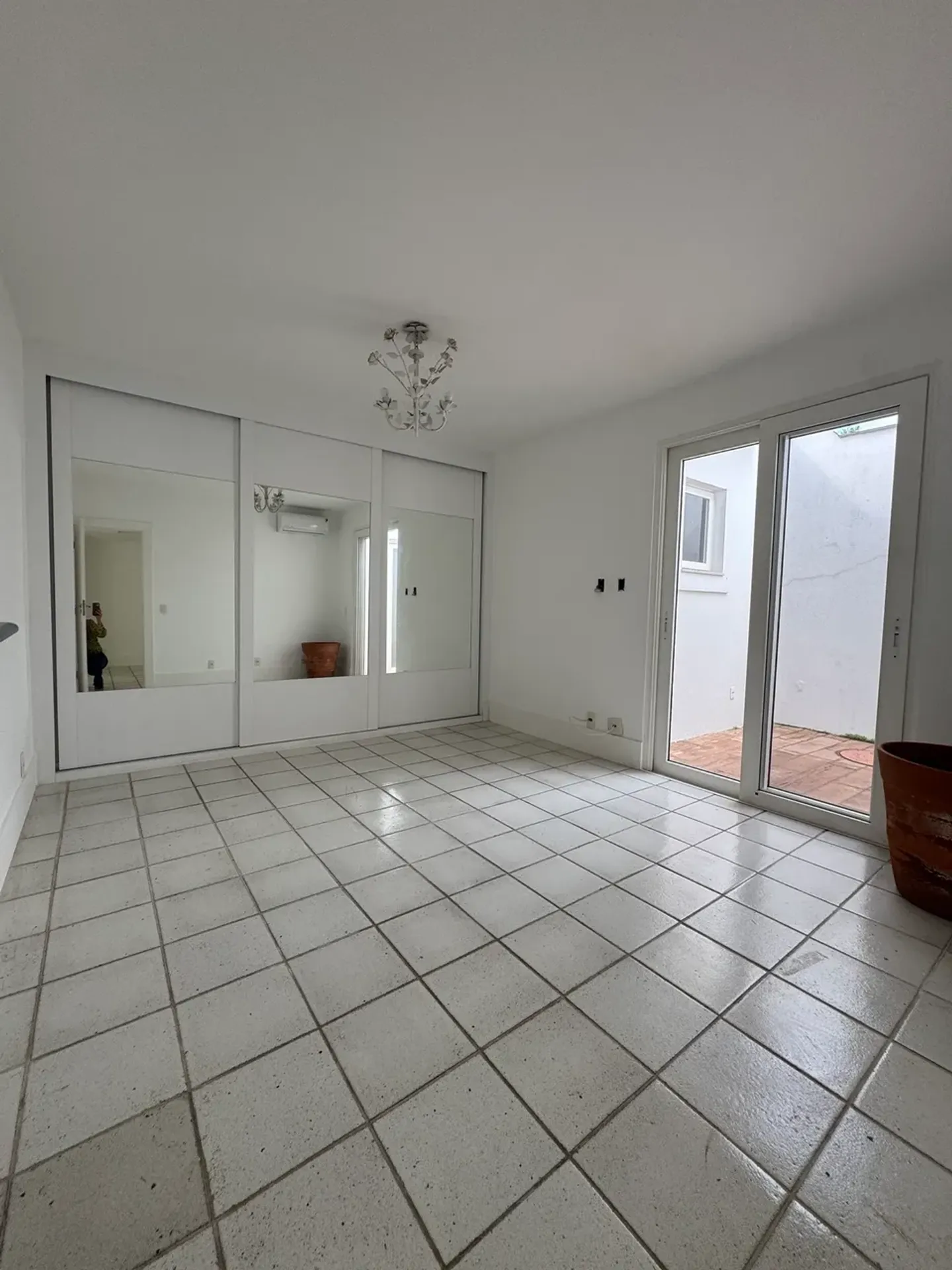 Linear house with 5 bedrooms and 5 bathrooms, separate kitchen — photo 23