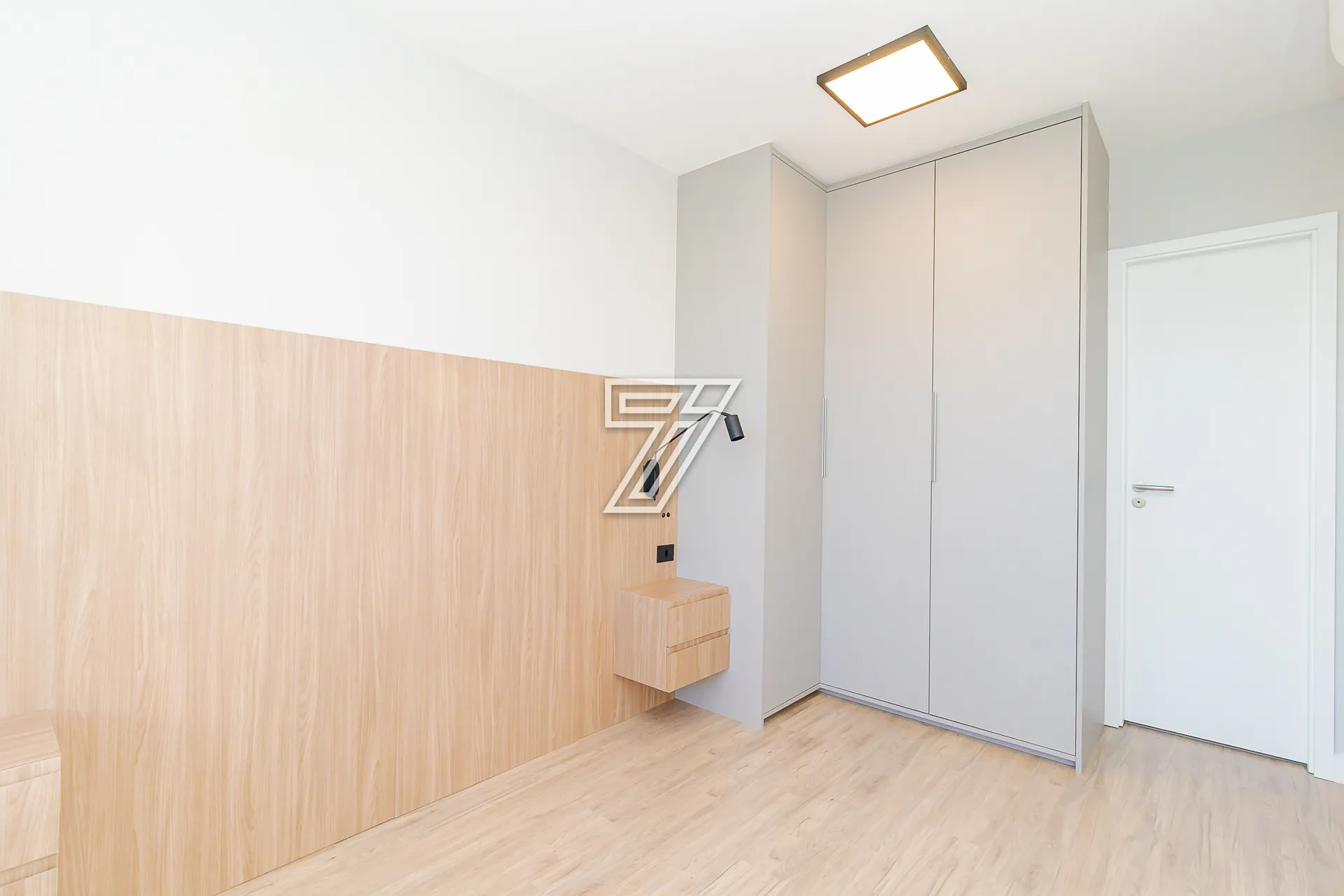 Floor-to-ceiling windows in a one-bedroom apartment, 29 m² — photo 15