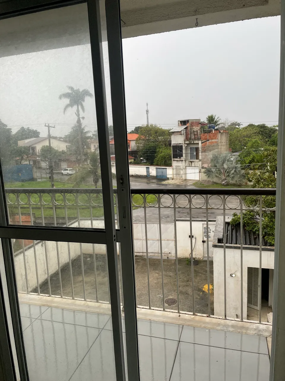 Unfurnished 2-bedroom apartment with a glass shower — photo 4
