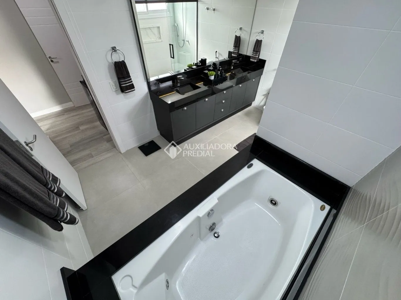 Furnished house with 4 en-suite bedrooms and private garden — photo 56