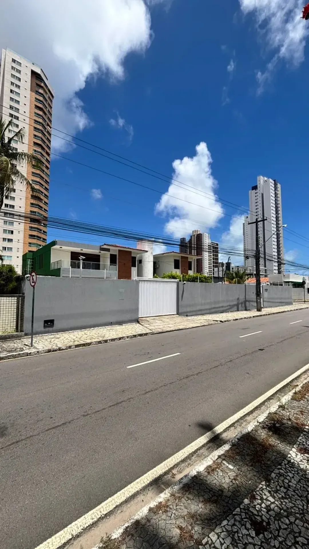 House with 5 bedrooms and 4 en-suites in 1,155 m²