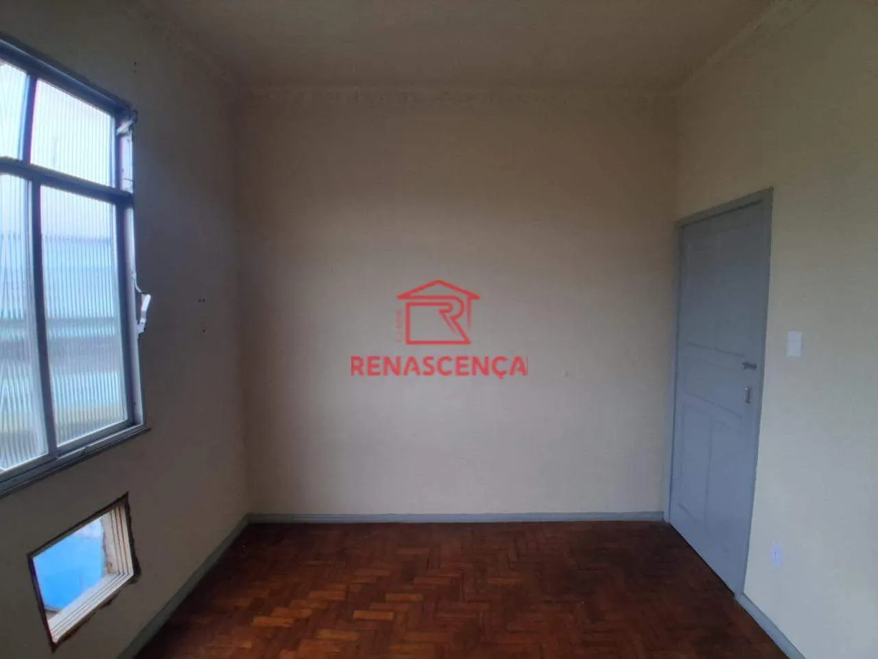 2-bedroom apartment with wood or laminate floors — photo 14