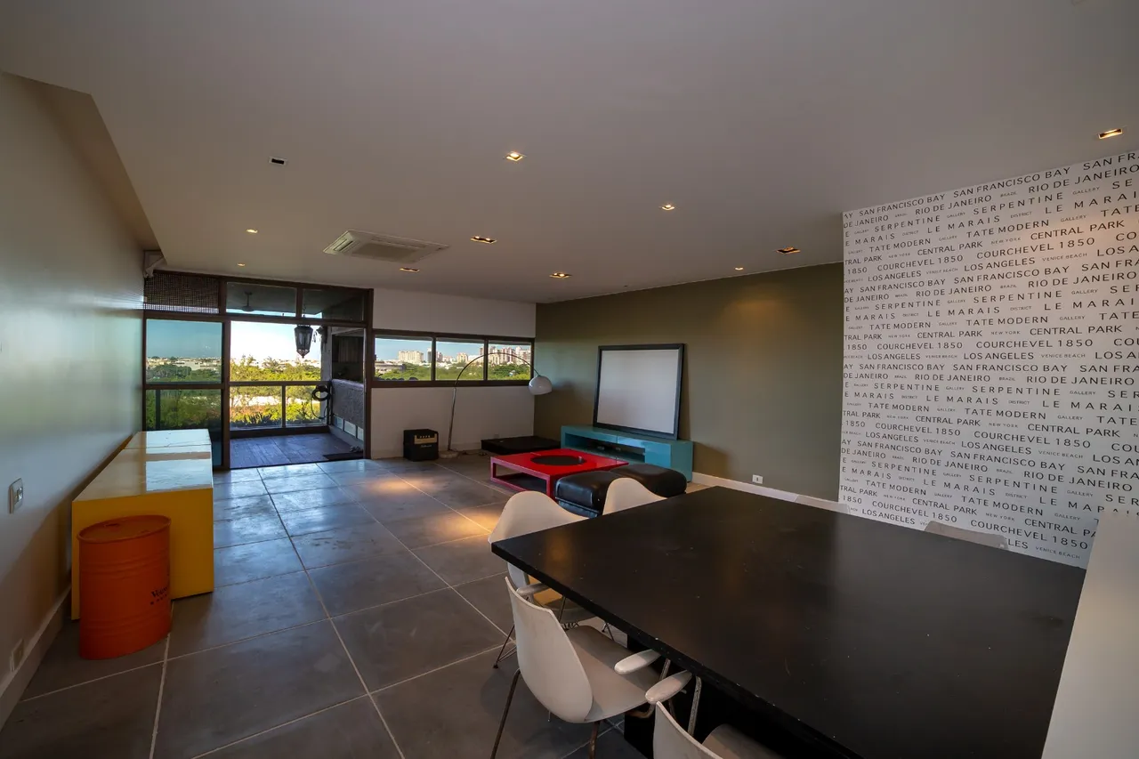 Unfurnished apartment with open-plan kitchen and 4 bedrooms — photo 7