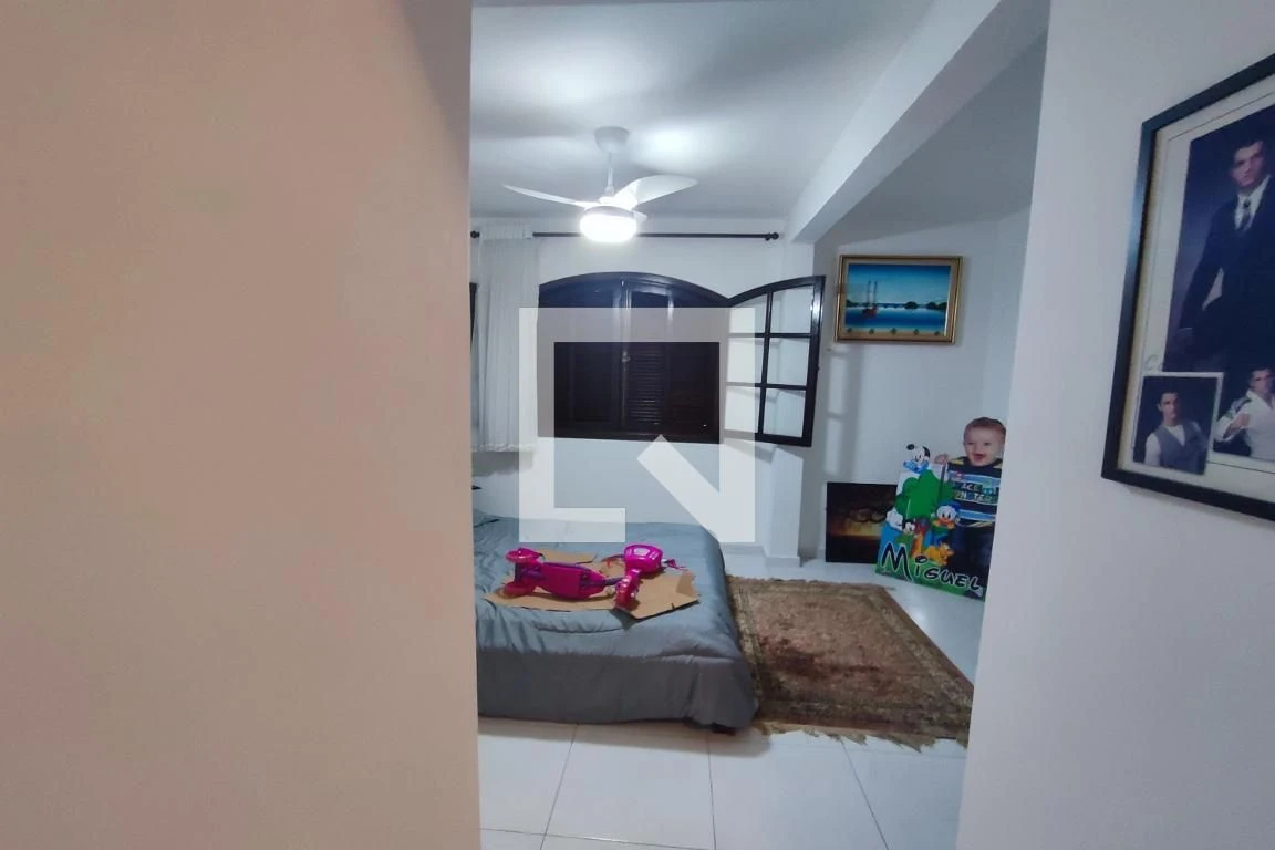 House with 3 bedrooms and a private backyard — photo 3
