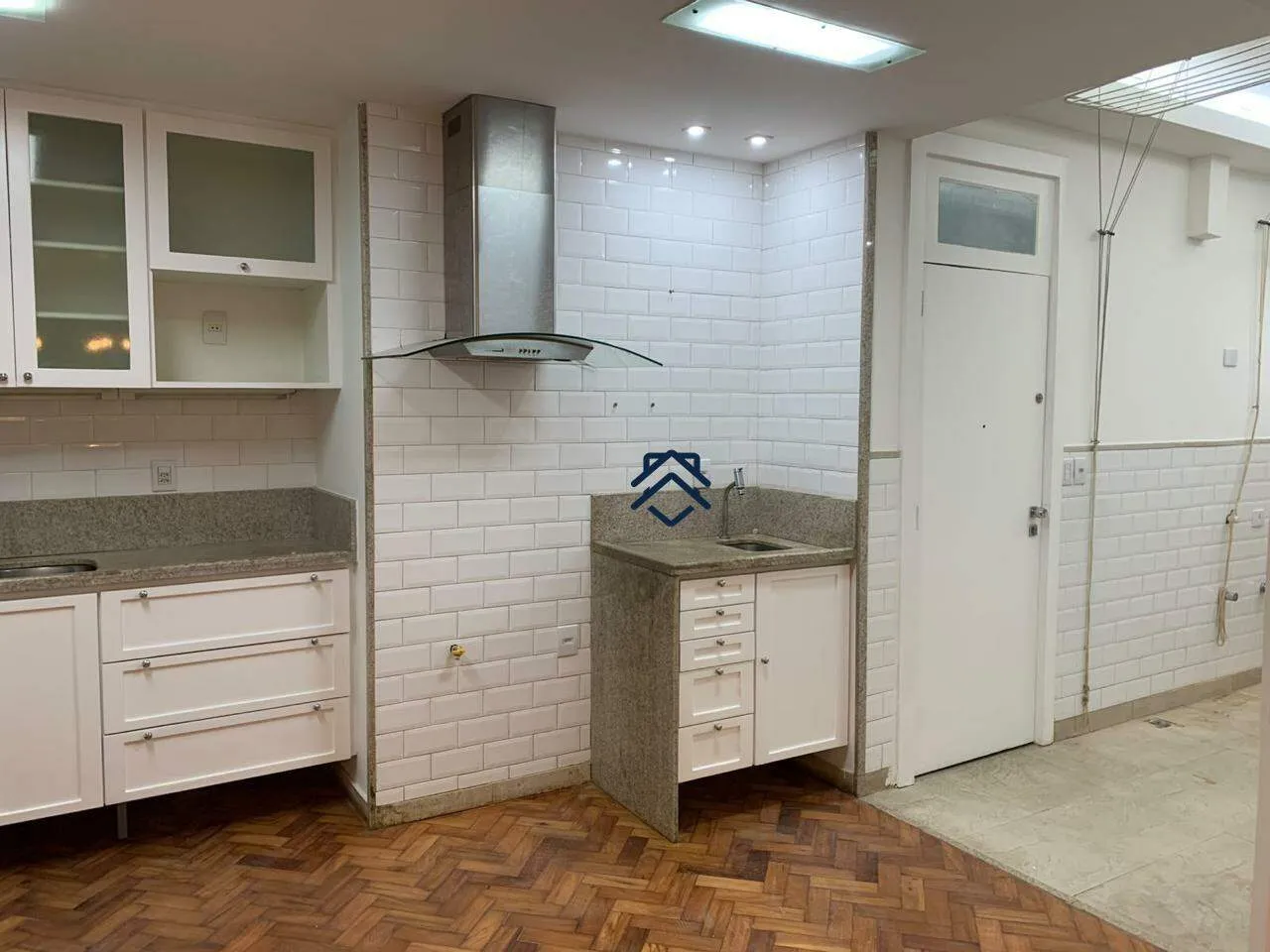 Walk-in closet in a 4-bedroom apartment, 180 m² — photo 26