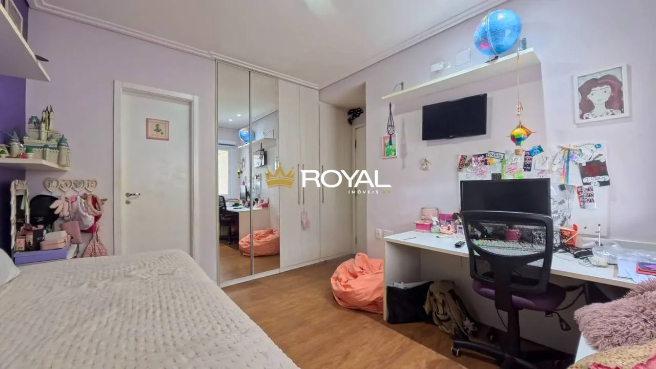 4-bedroom apartment in a building with a pool — photo 31
