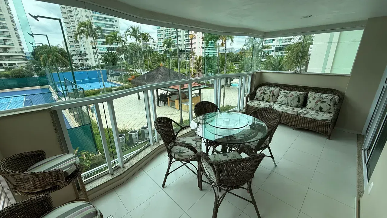 Glass-enclosed balcony in a 3-bedroom apartment, 93 m² — photo 35