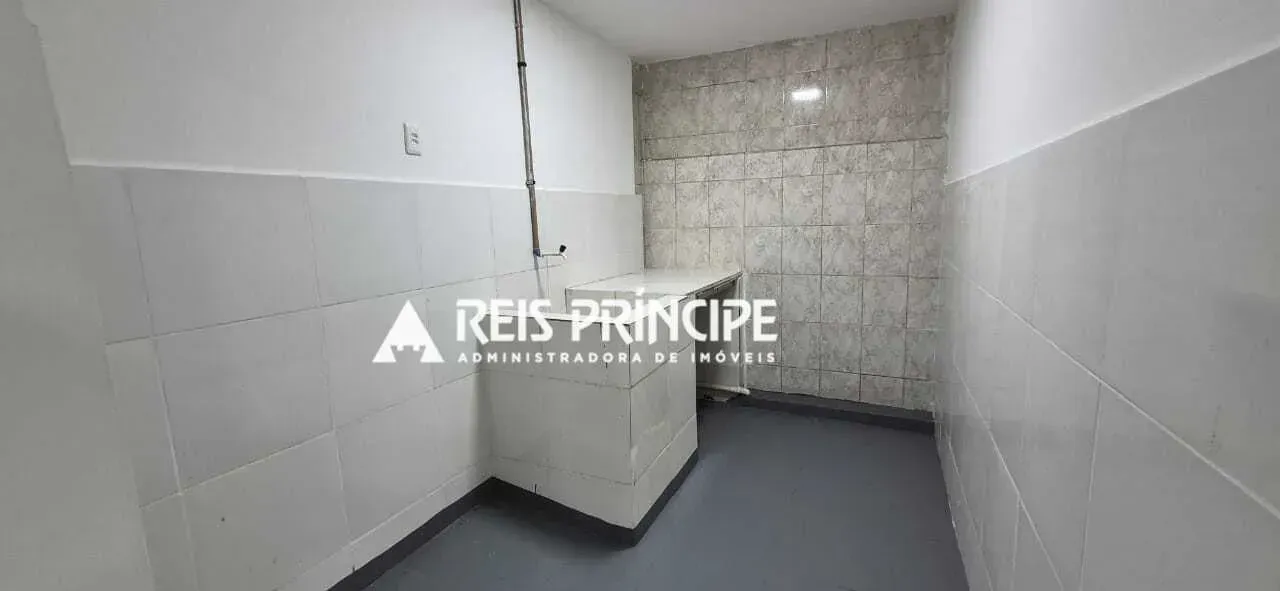Unfurnished 200 m² house with 5 bedrooms and a balcony — photo 3