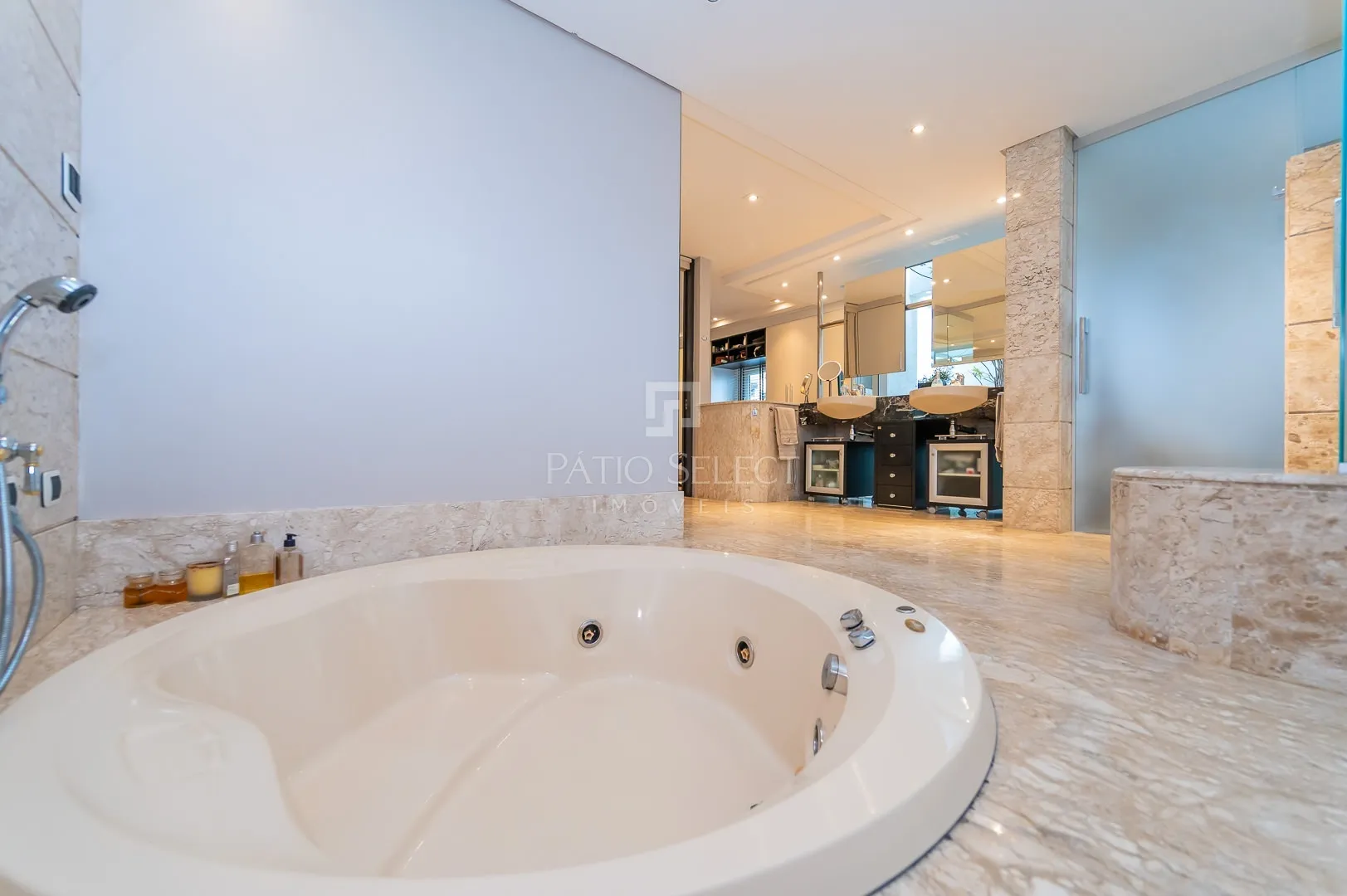 Floor-to-ceiling windows in a 6-bedroom house, 763 m² — photo 106