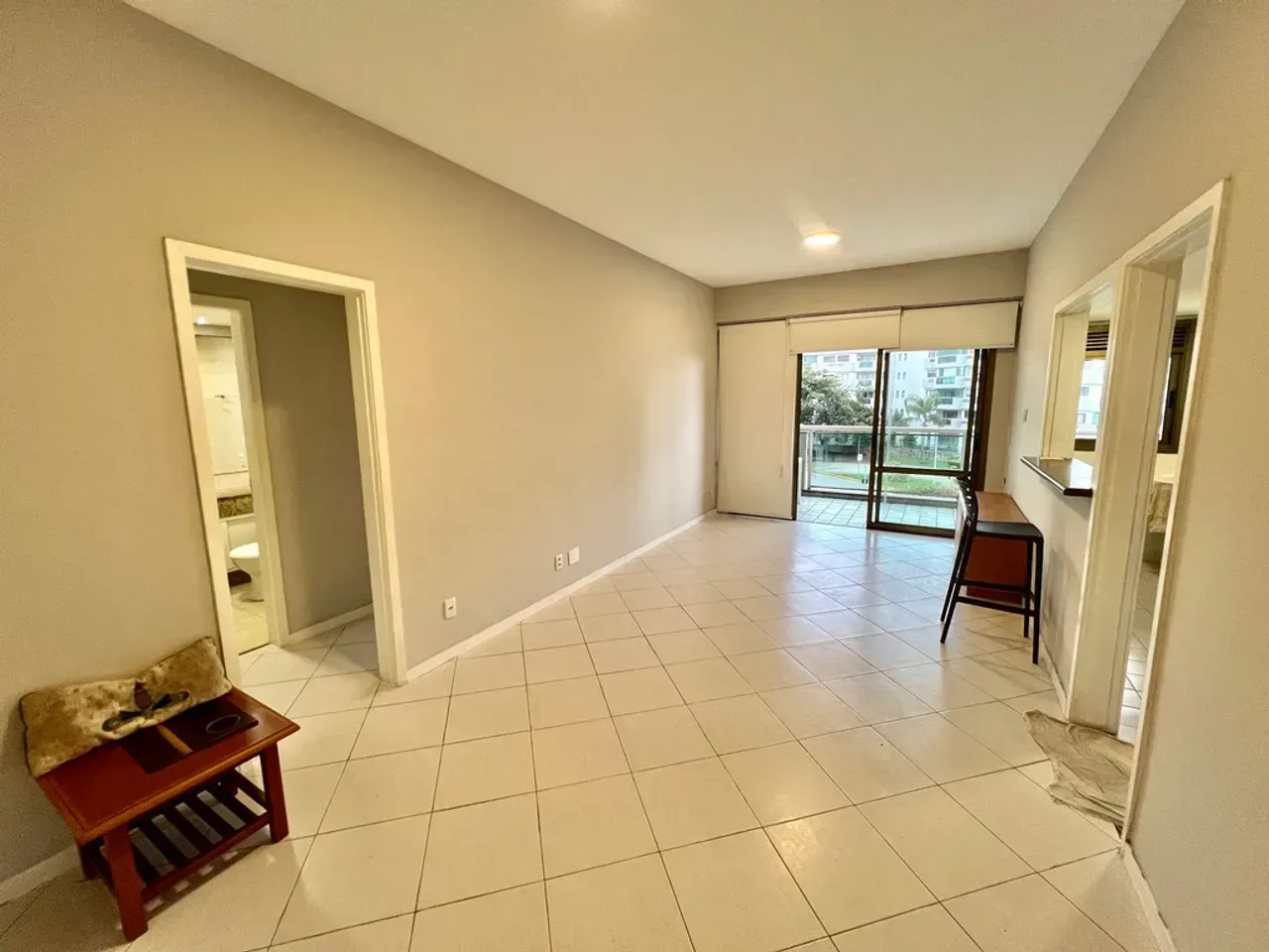 Furnished 1-bedroom apartment with open-plan gas kitchen — photo 13