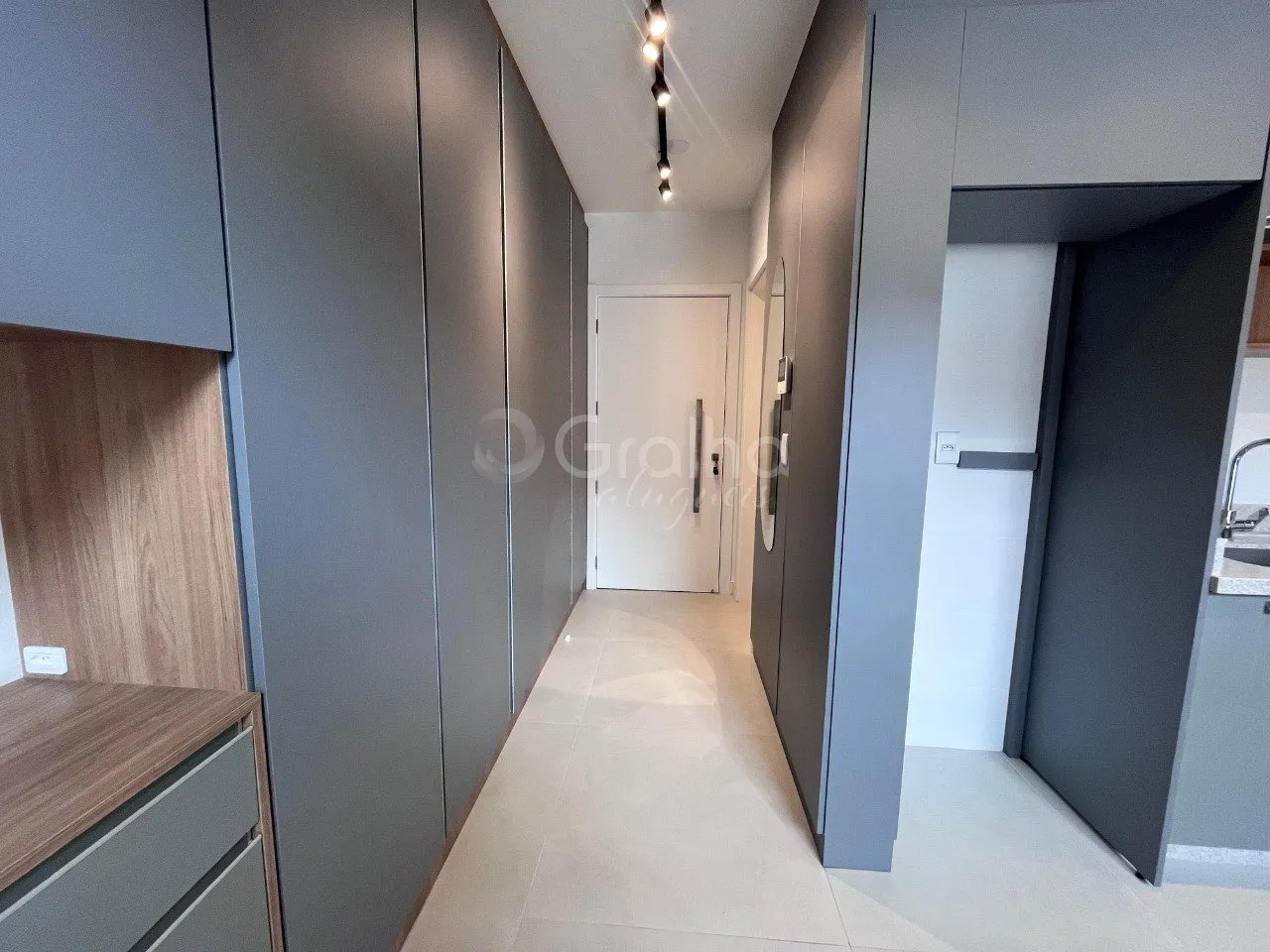 Floor-to-ceiling windows in a one-bedroom apartment, 80 m² — photo 23